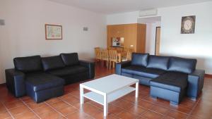 Una sala de estar con dos sofás y una mesa. en Landeiro MarinaPark Apartment, en Lagos