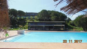 una gran piscina frente a un edificio en Landeiro MarinaPark Apartment, en Lagos