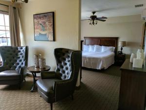 una camera d'albergo con un letto e due sedie di Boulder Dam Hotel a Boulder City