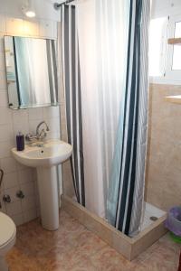 a bathroom with a shower curtain and a sink at Hostal Nevada in Fuengirola