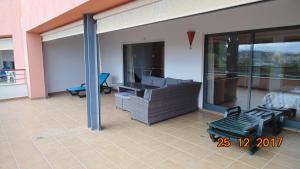 un patio con sofá, mesa y sillas en C16 - Landeiro MarinaPark Apartment, en Lagos