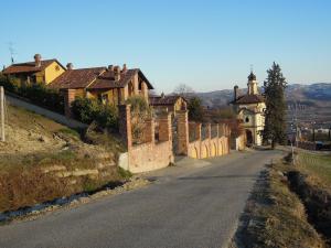 an empty street with houses and a church on a hill at Cad'Teresot in Guarene
