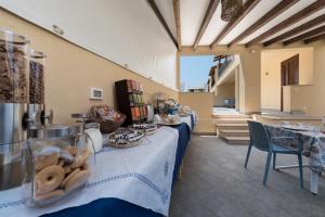 - un groupe de tables dans une pièce avec de la nourriture dans l'établissement La Dimora del Pescatore, à San Vito Lo Capo
