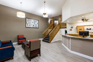 uma sala de espera num hospital com cadeiras e um balcão em Super 8 by Wyndham Hays KS em Hays