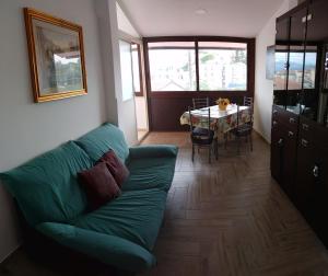 エーボリにあるLa casa del " BEATO"のリビングルーム(緑のソファ、テーブル付)