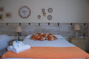 um quarto com uma cama com toalhas em Pousada Hospedaria da Villa em Tiradentes