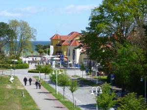 Un groupe de personnes marchant dans une rue dans l'établissement Ferienwohnung mit Ostseeblick - 190m zum Strand, à Karlshagen