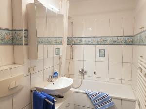 Phòng tắm tại Ferienwohnung mit Ostseeblick - 190m zum Strand +7 ảnh