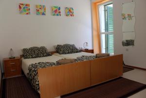 um quarto com uma cama com uma cómoda e uma janela em Apartment Karega em Sibenik