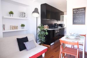 una cucina con divano e tavolo in una camera di Cosy Luxury Apartment - Lisbon Center a Lisbona