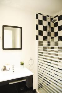 bagno con doccia a scacchi in bianco e nero di Cosy Luxury Apartment - Lisbon Center a Lisbona
