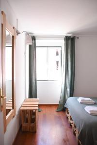 リスボンにあるCosy Luxury Apartment - Lisbon Centerのベッドルーム(ベッド1台、窓付)