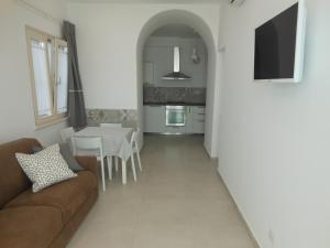ein Wohnzimmer mit einem Sofa und einem Tisch in der Unterkunft La rosa dei venti in Gaeta