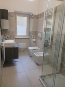 ein Bad mit einem WC, einem Waschbecken und einer Dusche in der Unterkunft La rosa dei venti in Gaeta
