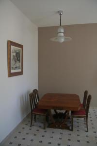 - une salle à manger avec une table et des chaises en bois dans l'établissement La MAISON de l'OPERA, à Marseille