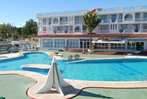 duży hotel z basenem i budynkiem w obiekcie Apartamentos Playa Romana Park w mieście Alcossebre +20 zdjęć