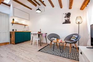 Una sala de estar con dos sillas y una mesa. en Casa Mulino, en Rovinj