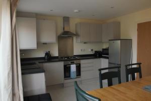 Dapur atau dapur kecil di Bright modern house beside Snowdonia