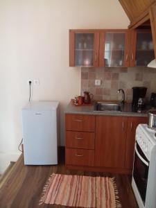 Кухня или мини-кухня в Sokratis Apartments

