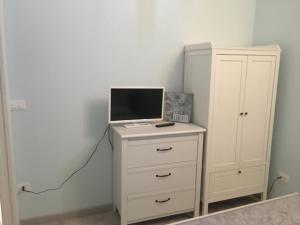 un escritorio blanco con un ordenador encima en Casa Giorgia, en Noto