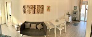 a living room with a couch and a table at Gardaselle Holiday Rooms in Cavalcaselle