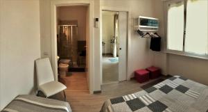 A bathroom at Gardaselle Holiday Rooms Még 37 kép