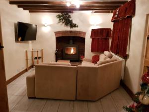 uma sala de estar com dois sofás e uma lareira em yew tree cottage em Hereford