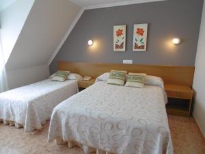 Łóżko lub łóżka w pokoju w obiekcie Hotel Miramar 2** Superior