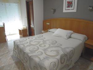 Łóżko lub łóżka w pokoju w obiekcie Hotel Miramar 2** Superior