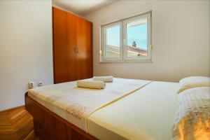 1 dormitorio con 1 cama con 2 toallas en Guesthouse Lamia, en Neum