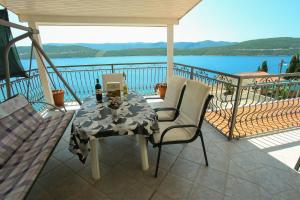 una mesa y sillas en un balcón con vistas al agua en Guesthouse Lamia, en Neum