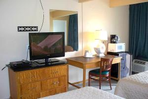 una camera d'albergo con letto e TV su un comò di Aztec Ocean Resort a Seaside Heights