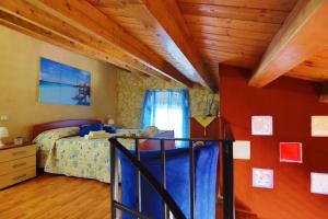 アウグスタにあるCasa Gioiaの木製の天井が特徴のベッドルーム1室(ベッド1台付)