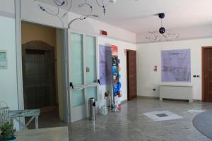 una camera con corridoio con porta a vetri di Residence Myricae a Bellaria-Igea Marina