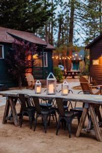 uma mesa de piquenique de madeira com luzes em cima em Noon Lodge em Big Bear Lake