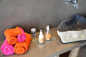 a bathroom counter with towels and a sink at Le Clos Du Lac - location de chambres in Veyrier-du-Lac