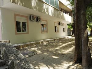 un bâtiment avec un arbre en face dans l'établissement Oasis hostel, à Split