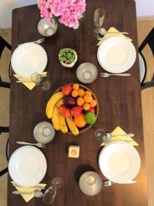 drewniany stół z miską owoców w obiekcie Apartments Village w mieście Lozovac