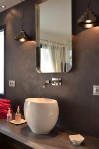 a bathroom with a white sink and a mirror at Le Clos Du Lac - location de chambres in Veyrier-du-Lac