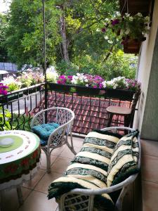 un patio con sillas, una mesa y flores en Hotel Paradise, en Sofía