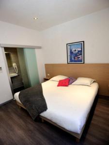 a bedroom with a large bed in a room at Hôtel de France in Monte Carlo