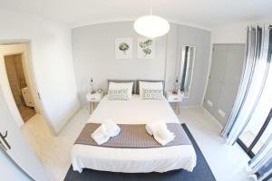a large white bedroom with a large bed in it at Ferragudo'Spot in Ferragudo