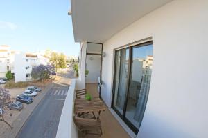 a balcony with a bench and a view of a street at Ferragudo'Spot in Ferragudo