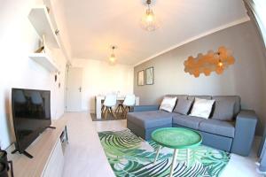 a living room with a couch and a table at Ferragudo'Spot in Ferragudo