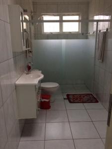 a bathroom with a toilet and a sink at Casa Familiar em Campinas com 2 Quartos, 1 banheiro, 1 vaga para carro in Campinas