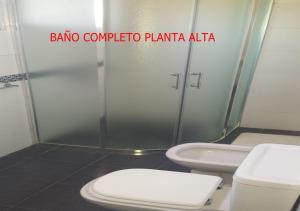 ein Badezimmer mit Dusche, Toilette und Waschbecken in der Unterkunft Alora in Piriápolis