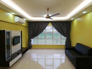 een woonkamer met een plafondventilator en een groot raam bij Ae Homestay Putrajaya in Putrajaya