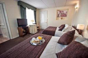 a hotel room with two beds and a tray of food at Hotel Albamar in Viña del Mar