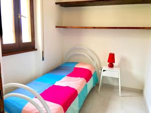 TerguにあるApartment Inesのベッドルーム1室(ベッド1台、赤いランプ付きのテーブル付)