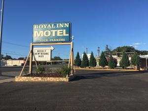 a sign for a motel in a parking lot at Royal Inn in Early